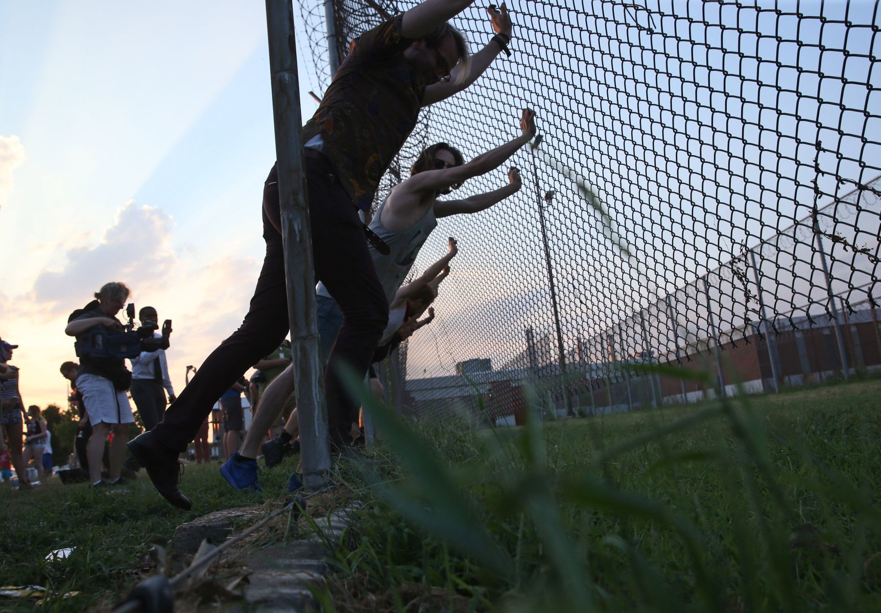 Protesters target medium security jail in heat